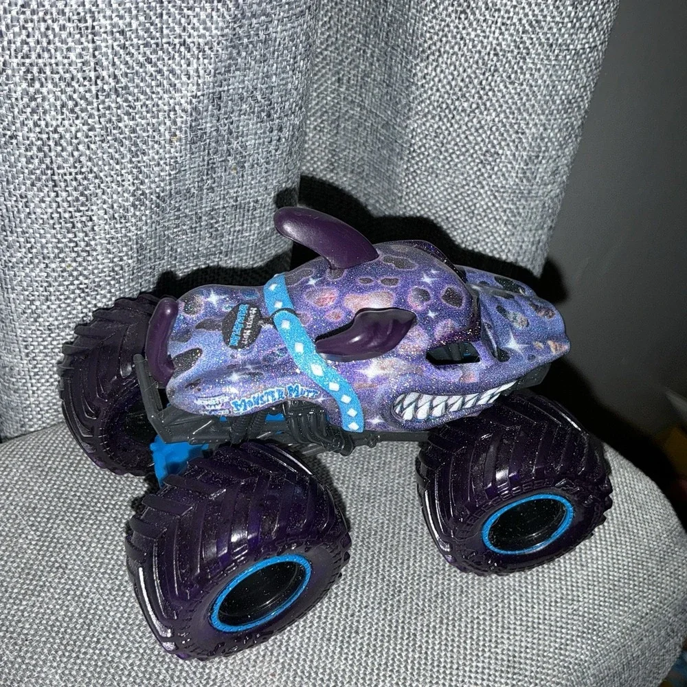 Monster Jam Gears Galaxies Monster Mutt Dalmatian Purple 1:64 Purple Sparkle